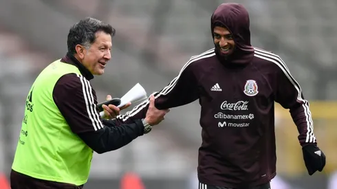 Juan Carlos Osorio y Carlos Vela en una gira de la selección mexicana por Europa.