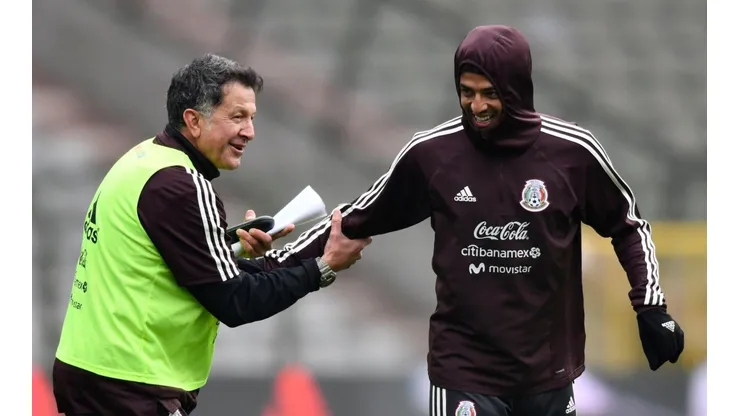 Juan Carlos Osorio y Carlos Vela en una gira de la selección mexicana por Europa.