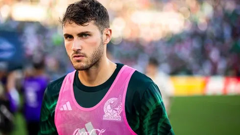 Santiago Giménez en una concentración con la selección mexicana.