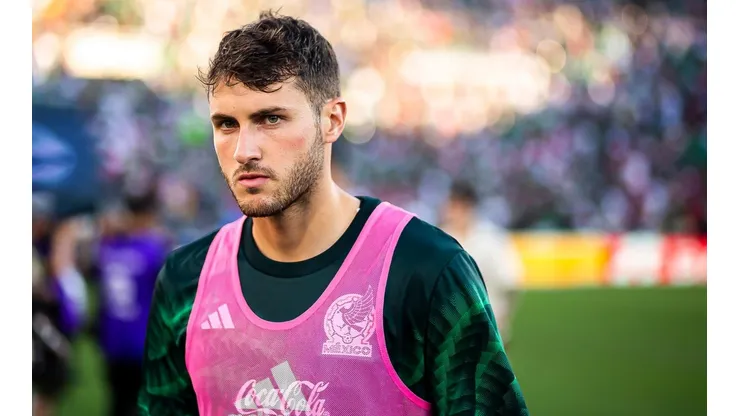 Santiago Giménez en una concentración con la selección mexicana.