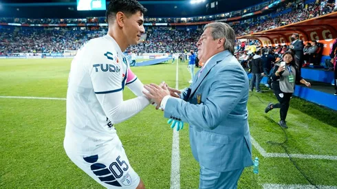 Miguel Herrera con Oscar Ustari, portero del Pachuca.