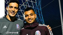 Raúl Jiménez y Jesús Corona en un partido de la selección mexicana en Europa.