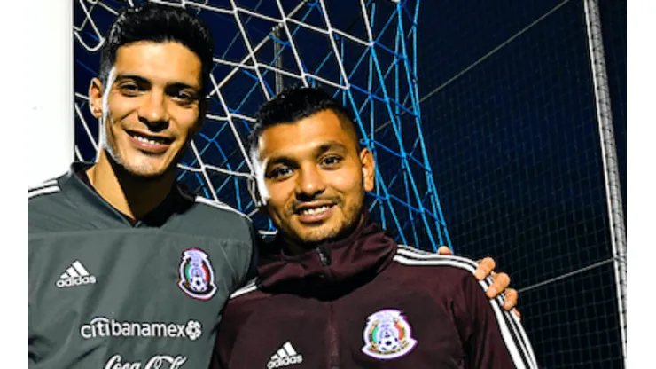 Raúl Jiménez y Jesús Corona en un partido de la selección mexicana en Europa.