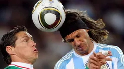 Guillermo Franco contra Martín Demichelis en los Octavos de Final de Sudáfrica 2010.