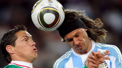Guillermo Franco contra Martín Demichelis en los Octavos de Final de Sudáfrica 2010.