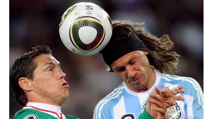 Guillermo Franco contra Martín Demichelis en los Octavos de Final de Sudáfrica 2010.
