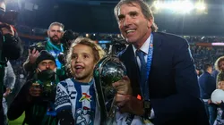 Guillermo Almada celebrando el título con su hija.