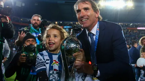 Guillermo Almada celebrando el título con su hija.