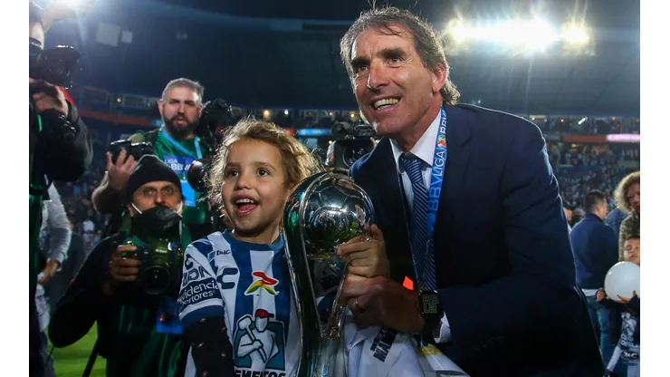 Guillermo Almada celebrando el título con su hija.