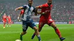 Duelo entre Kevin Álvarez y Carlos González en el partido de ida de la Final.