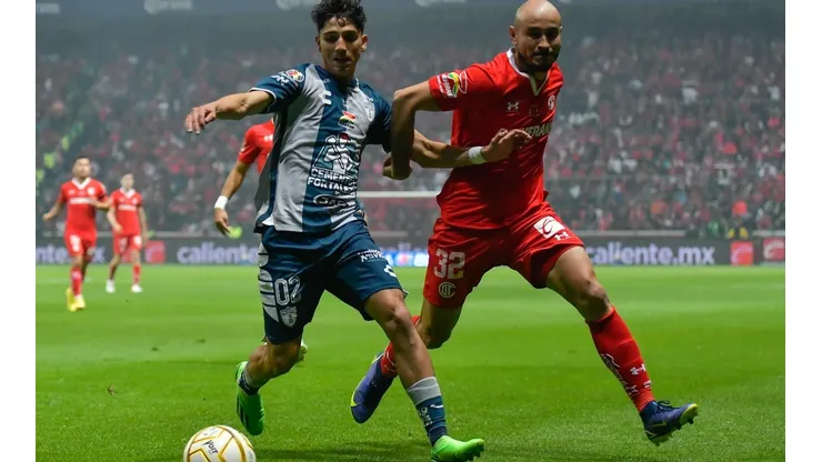 Duelo entre Kevin Álvarez y Carlos González en el partido de ida de la Final.