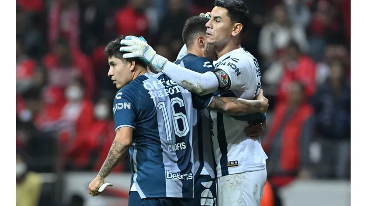 Ustari celebra tras atajar el penal a Leo Fernández.