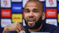 Dani Alves en conferencia de prensa con los Pumas en la Liga MX.