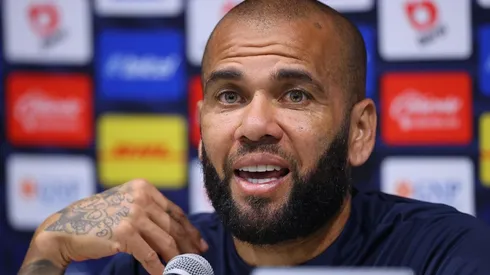 Dani Alves en conferencia de prensa con los Pumas en la Liga MX.
