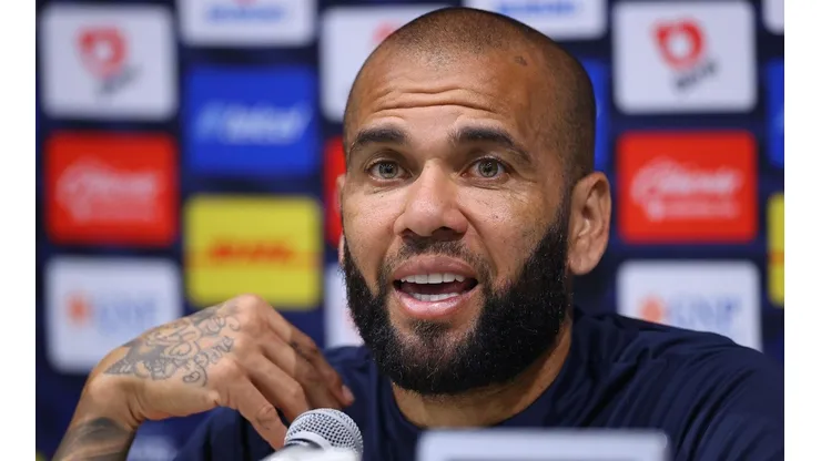 Dani Alves en conferencia de prensa con los Pumas en la Liga MX.