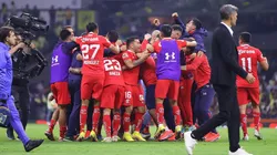Ciudad de Mexico, 22 de octubre de 2022. Jugadores del Toluca en festejo, durante el partido de vuelta de las Semifinales del torneo Apertura 2022 de la Liga BBVA MX, entre las Águilas del America y los Diablos Rojos del Toluca, celebrado en el Estadio Azteca. Foto: Imago7/ Eloisa Sánchez