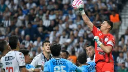 Oscar Ustario fue la figura al atajar al menos tres ocasiones claras de gol del Monterrey.