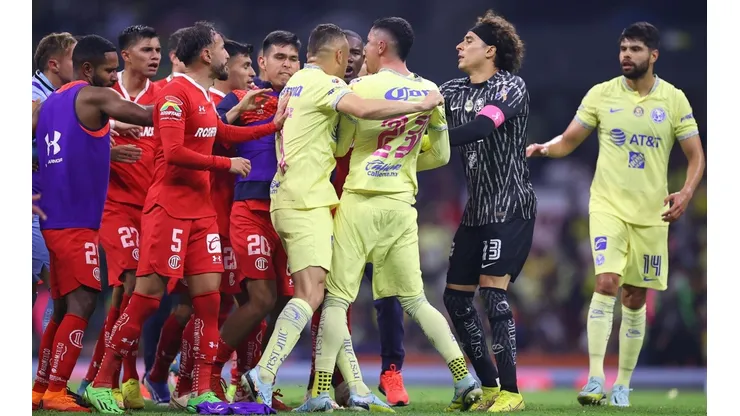 Emilio Lara molesto al término del partido América contra Toluca.