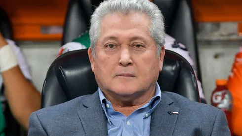 Víctor Manuel Vucetich en la banca del estadio BBVA.