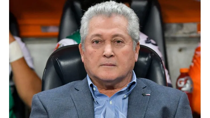 Víctor Manuel Vucetich en la banca del estadio BBVA.