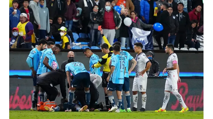 Aguirre dejó a Monterrey con un jugador menos.