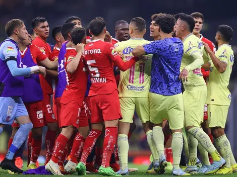 Tras la eliminación, jugadores de América y Toluca se trenzan a golpes