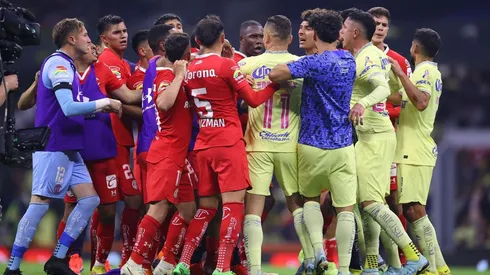 Jugadores de América y Toluca se trenzan a golpes.