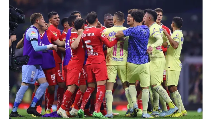 Jugadores de América y Toluca se trenzan a golpes.