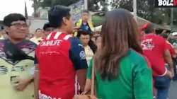 Aficionado de Chivas atraviesa a aficionados del América.