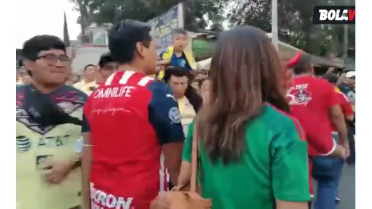 Aficionado de Chivas atraviesa a aficionados del América.