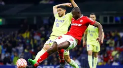 Henry Martín, del América, contra Andrés Mosquera, del Toluca, en el torneo Apertura 2022.