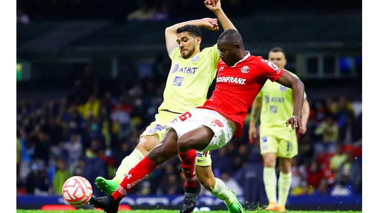 Henry Martín, del América, contra Andrés Mosquera, del Toluca, en el torneo Apertura 2022.