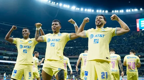 Pedro Aquino, Roger Martínez y Henry Martín celebrando la goleada.