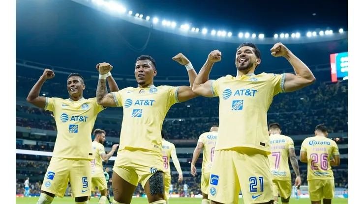 Pedro Aquino, Roger Martínez y Henry Martín celebrando la goleada.