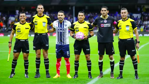 Celso Ortiz y Jesús Corona previo al partido de ida de Cuartos de Final.