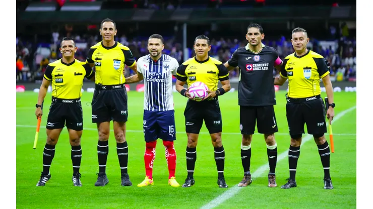Celso Ortiz y Jesús Corona previo al partido de ida de Cuartos de Final.