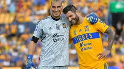 Nahuel Guzmán y André-Pierre Gignac en el partido contra Pachuca.