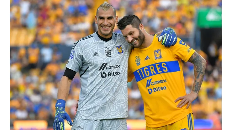 Nahuel Guzmán y André-Pierre Gignac en el partido contra Pachuca.