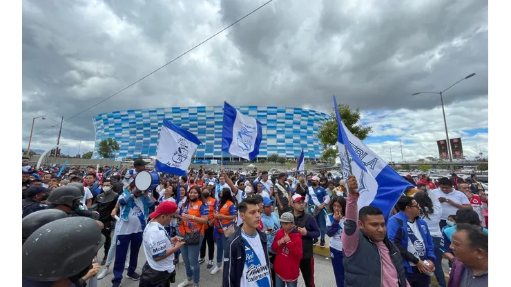 Aficionados de Puebla y Chivas en la previa al Repechaje.