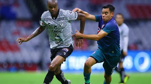 Duelo entre Stiven Barreiro, del León, y Carlos Rodríguez, de Cruz Azul.