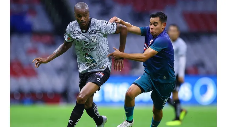 Duelo entre Stiven Barreiro, del León, y Carlos Rodríguez, de Cruz Azul.