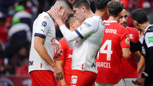 Toluca, Estado de Mexico, 4 de septiembre de 2022. Santiago Ormeño y Luis Olivas, durante el partido de la jornada 12 del Torneo Apertura 2022 de la Liga BBVA MX, entre los Diablos Rojos del Tolu ca y las Chivas Rayadas del Guadalajara, celebrado en el estadio Nemesio Diez. Foto: Imago7/ Rafael Vadillo