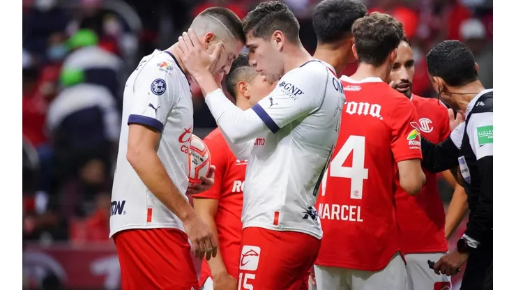 Toluca, Estado de Mexico, 4 de septiembre de 2022. Santiago Ormeño y Luis Olivas, durante el partido de la jornada 12 del Torneo Apertura 2022 de la Liga BBVA MX, entre los Diablos Rojos del Tolu ca y las Chivas Rayadas del Guadalajara, celebrado en el estadio Nemesio Diez. Foto: Imago7/ Rafael Vadillo