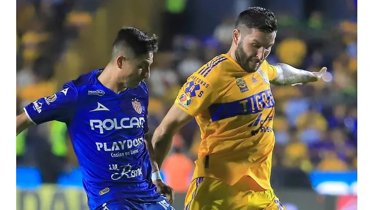 Tigres y Necaxa se miden en el Estadio Universitario.