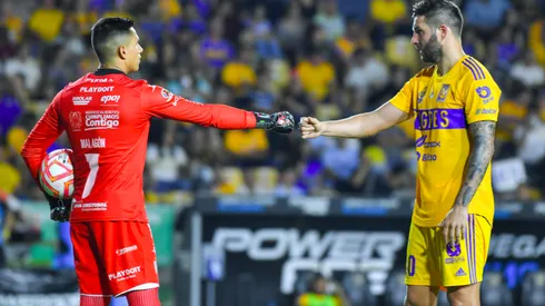 Luis Malagón portero del Necaxa contra André-Pierre Gignac, delantero de Tigres.