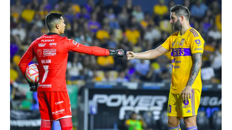 Luis Malagón portero del Necaxa contra André-Pierre Gignac, delantero de Tigres.