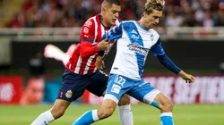 Sergio Flores en duelo con Jordi Cortizo en la fase regular del Apertura 2022.