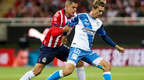 Sergio Flores en duelo con Jordi Cortizo en la fase regular del Apertura 2022.