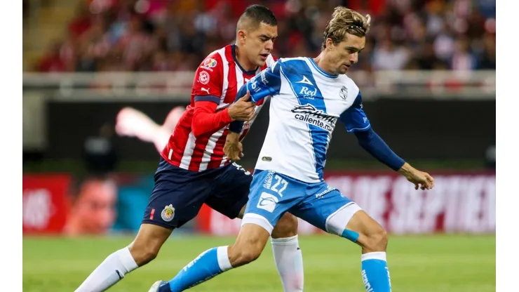 Sergio Flores en duelo con Jordi Cortizo en la fase regular del Apertura 2022.