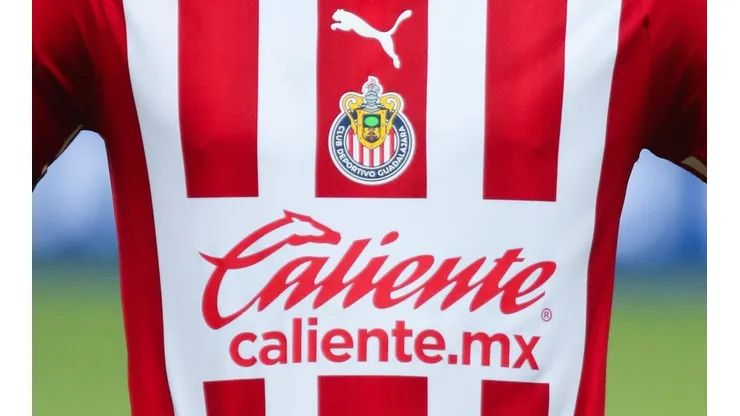 Un futbolista de Chivas bajó considerablemente su valor.